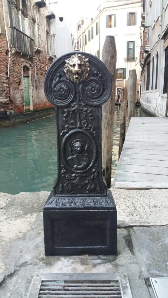 Manutenzione di fontana a Venezia